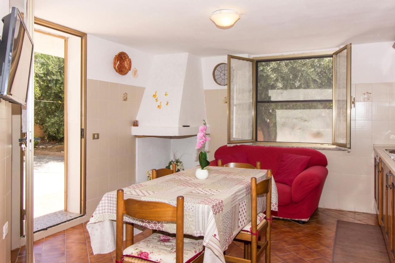 Appartamenti In Villa Con Ampio Giardino Esterno Posada  Exterior foto