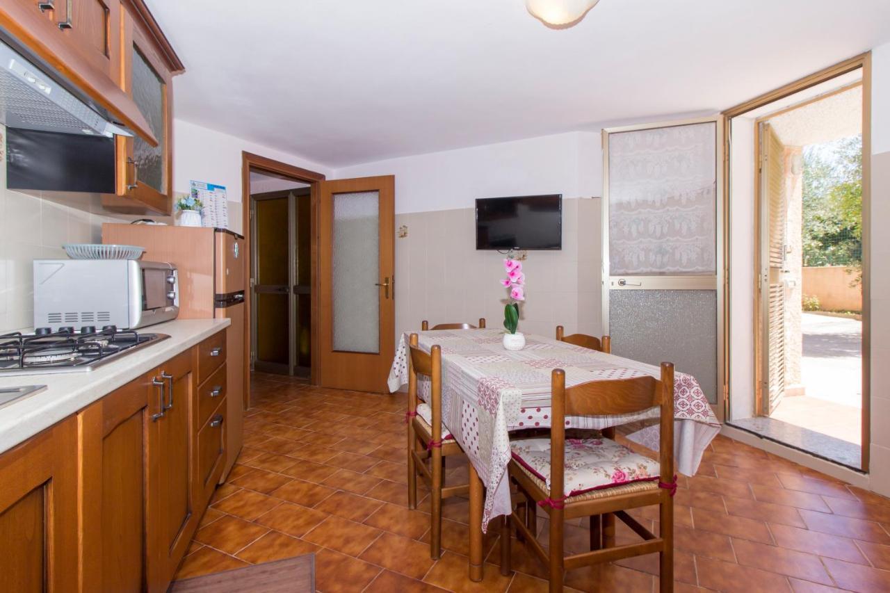 Appartamenti In Villa Con Ampio Giardino Esterno Posada  Exterior foto