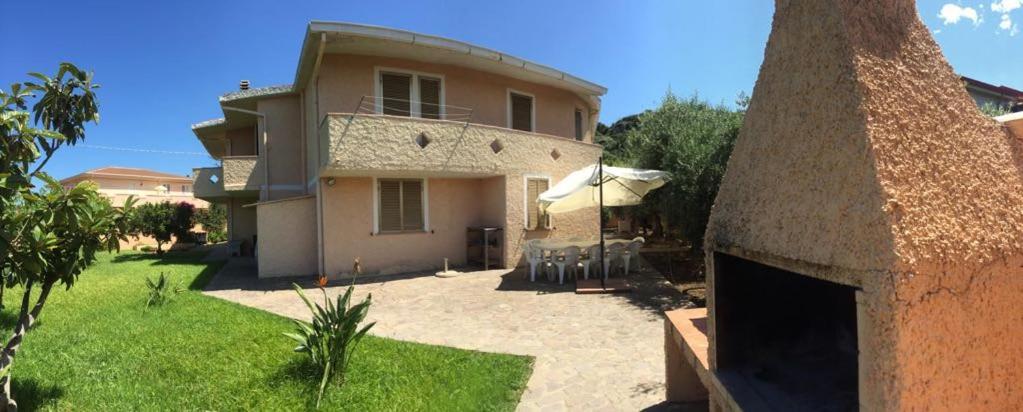 Appartamenti In Villa Con Ampio Giardino Esterno Posada  Exterior foto