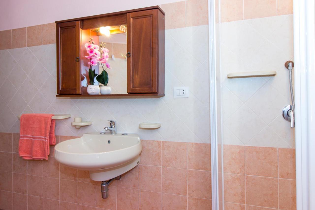 Appartamenti In Villa Con Ampio Giardino Esterno Posada  Exterior foto
