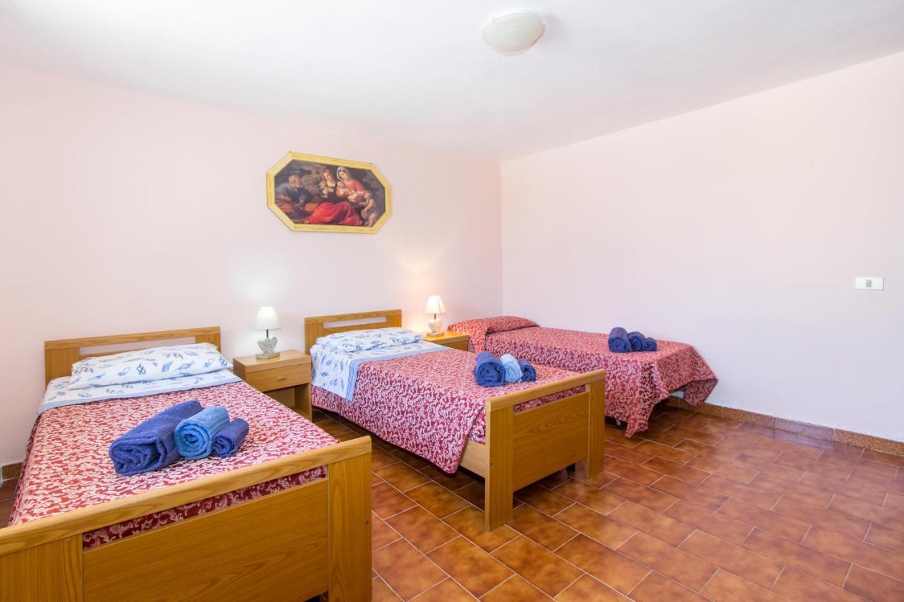 Appartamenti In Villa Con Ampio Giardino Esterno Posada  Exterior foto