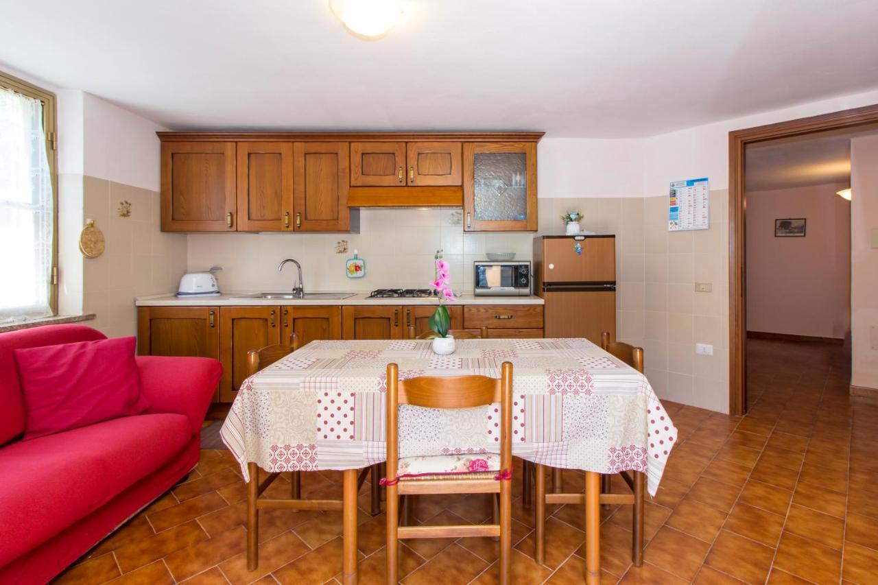 Appartamenti In Villa Con Ampio Giardino Esterno Posada  Exterior foto