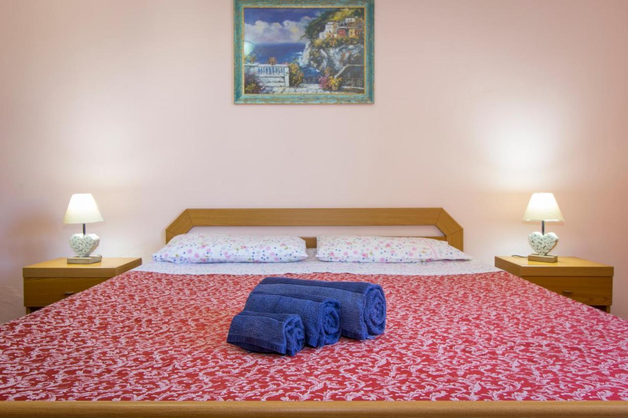 Appartamenti In Villa Con Ampio Giardino Esterno Posada  Exterior foto