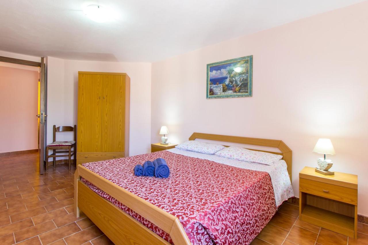 Appartamenti In Villa Con Ampio Giardino Esterno Posada  Exterior foto