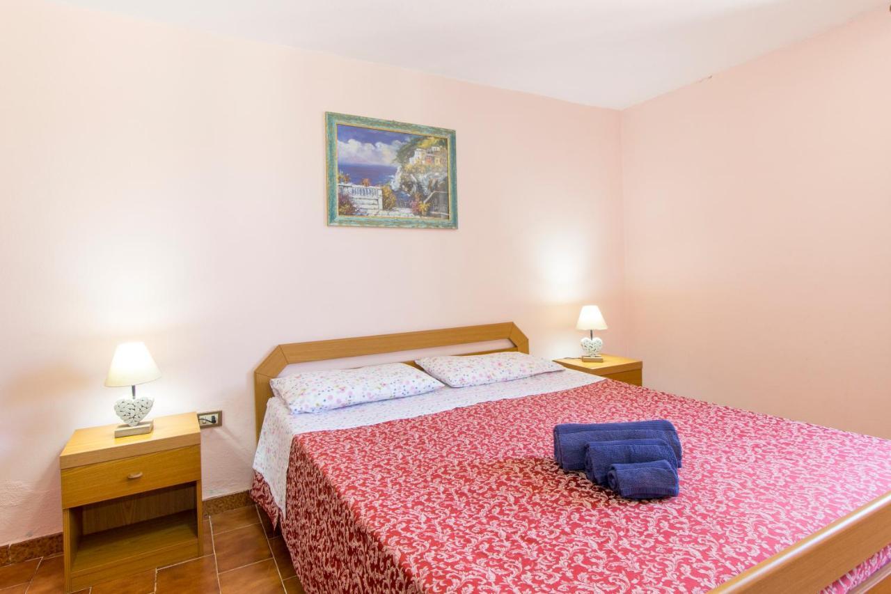 Appartamenti In Villa Con Ampio Giardino Esterno Posada  Exterior foto