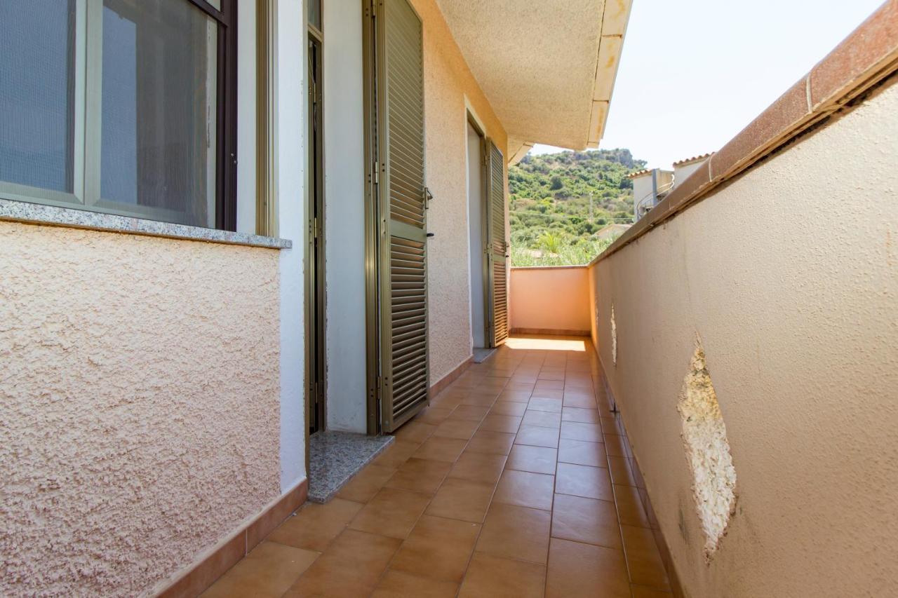 Appartamenti In Villa Con Ampio Giardino Esterno Posada  Exterior foto