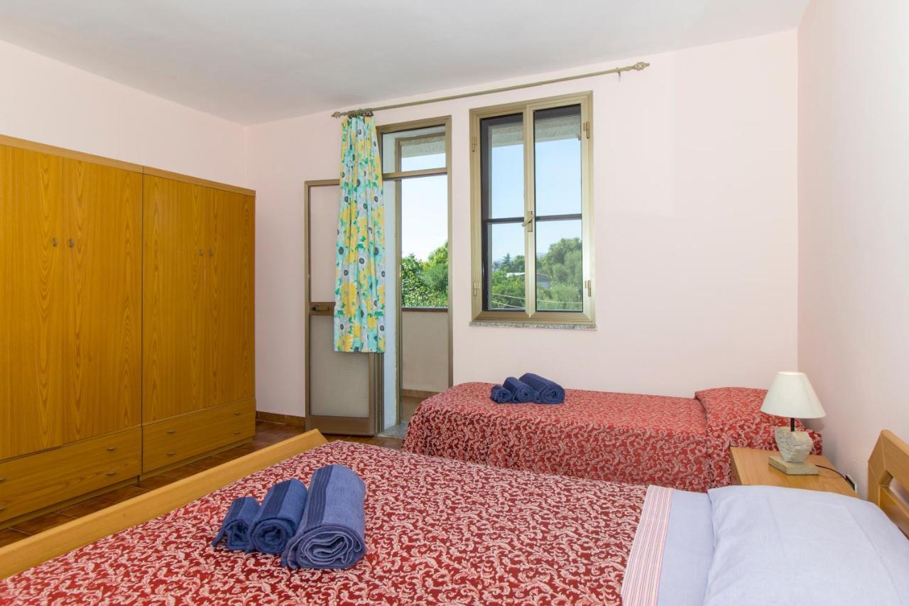 Appartamenti In Villa Con Ampio Giardino Esterno Posada  Exterior foto