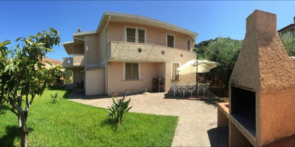 Appartamenti In Villa Con Ampio Giardino Esterno Posada  Exterior foto