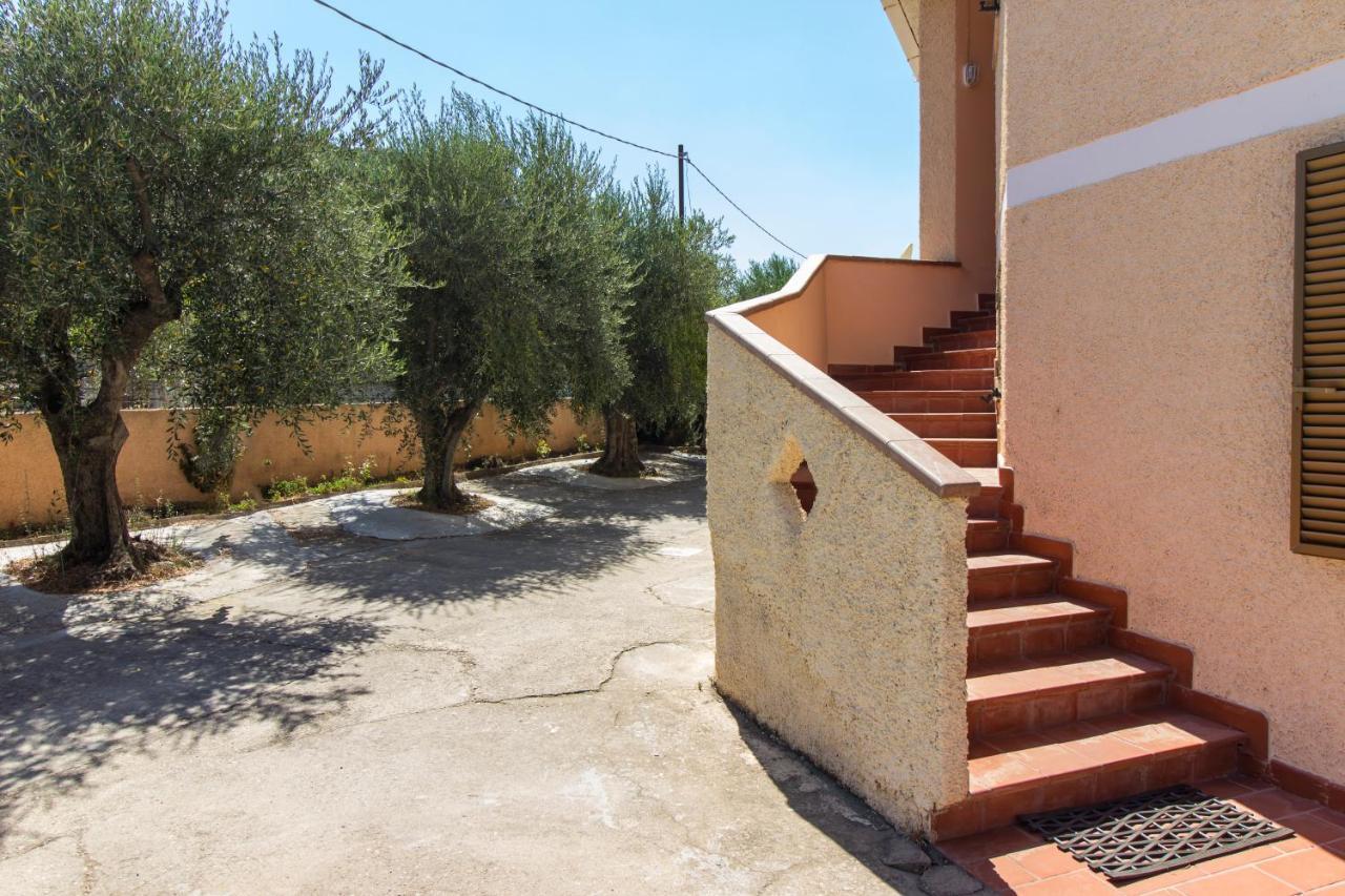 Appartamenti In Villa Con Ampio Giardino Esterno Posada  Exterior foto
