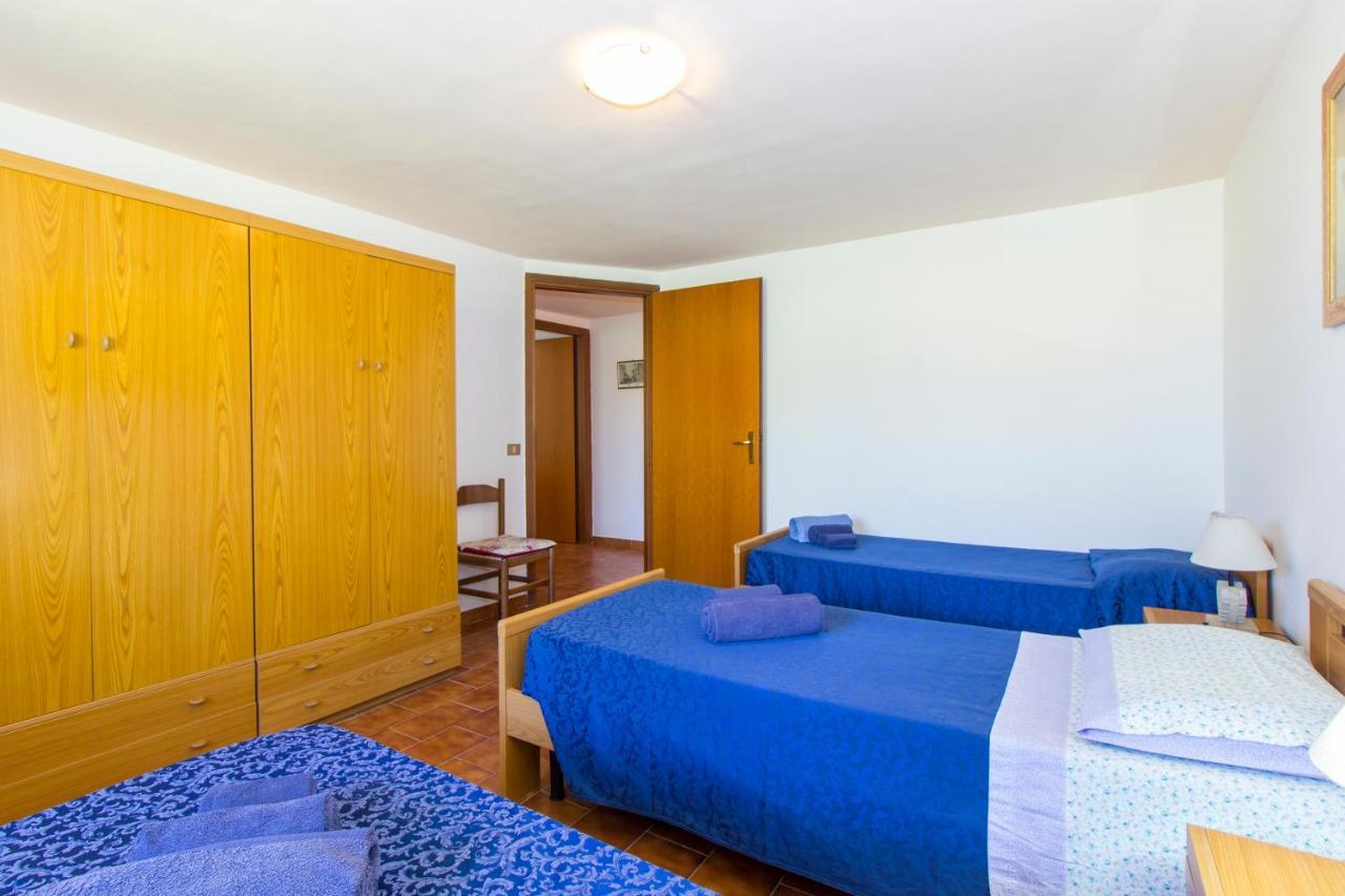 Appartamenti In Villa Con Ampio Giardino Esterno Posada  Exterior foto